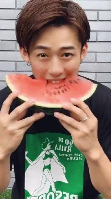 吃瓜网红小哥哥微博,“瓜王降临！网红小哥哥微博揭秘娱乐圈幕后真相！”